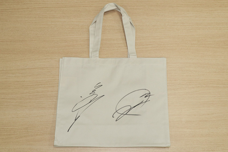 道上龍選手と大津弘樹選手の直筆サインが大きく書かれている