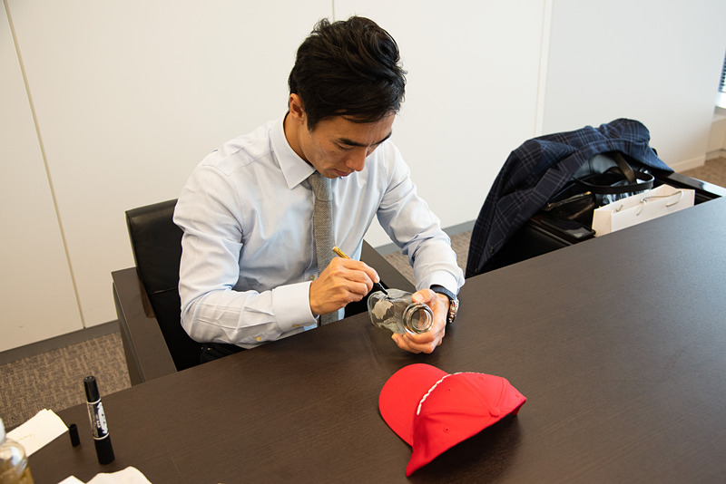 インタビュー後、2018年のインディ500会場で公式グッズとして販売されていた前年のウィナー「Takuma Sato」牛乳瓶とファイアストンキャップに、佐藤琢磨選手にサインしてもらった