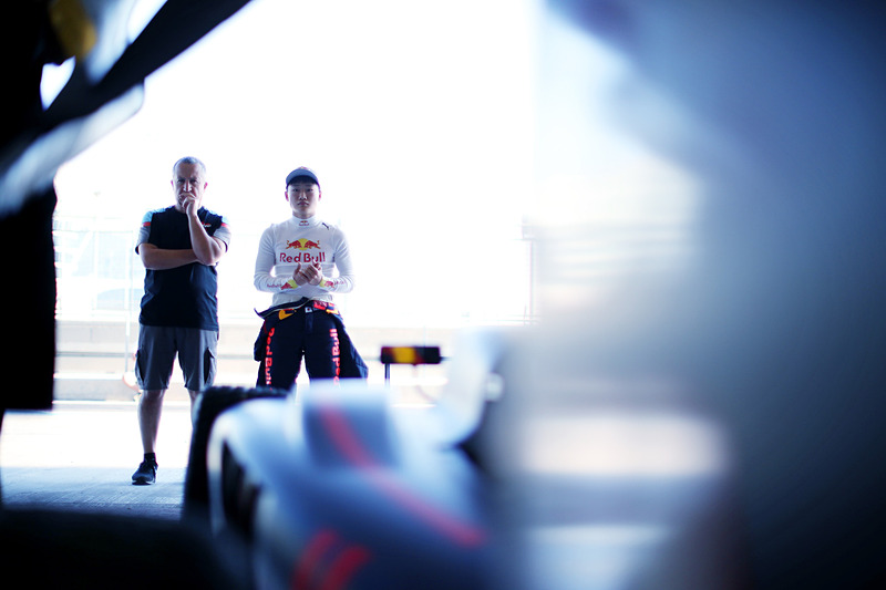 テストの間はベテランのエンジニアとデータを解析したり、足りない部分をコーチされたり。「英語のコミュニケーションはまったく問題ない」とJenzer Motorsportのチームオーナー。（写真提供：ホンダ）