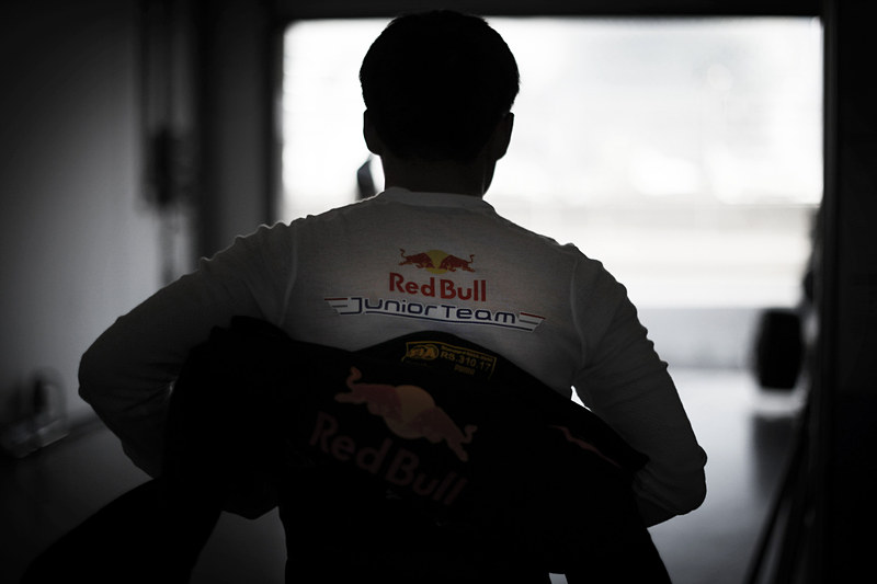 角田選手のアンダーシャツに「Redbull Junior Team」