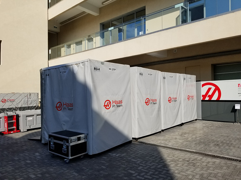 テストは撤収の準備と共に進められ、各チームの荷物はコンテナにまとめれていた。チームによって外装も違っている