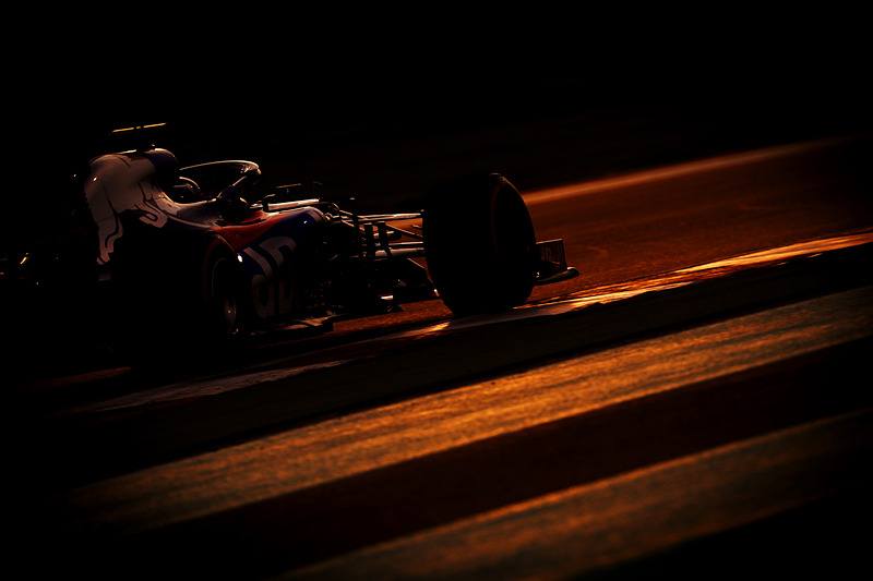 夕焼けの中を走行するマシン（写真提供：ホンダ）