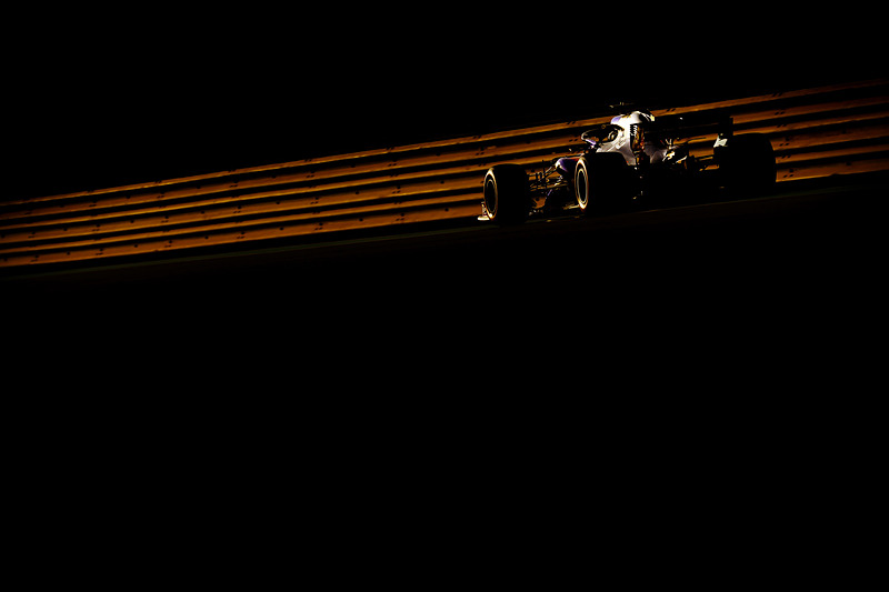 夕焼けの中を走行するマシン（写真提供：ホンダ）