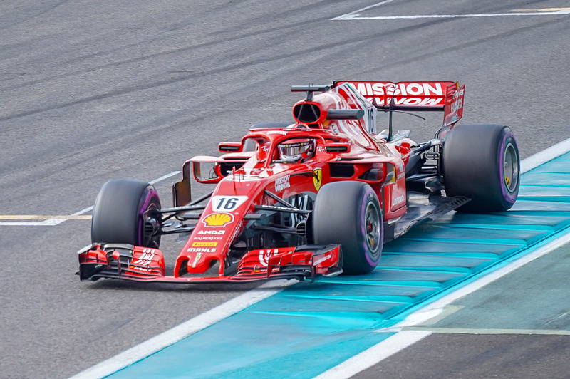 フェラーリをドライブするシャルル・ルクレール選手