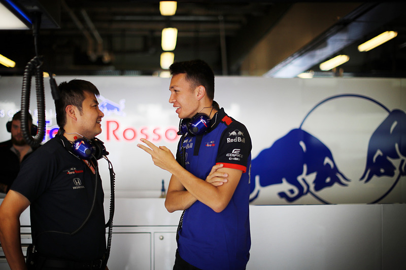 ホンダスタッフと話し込むアルボン選手（写真提供：ホンダ）