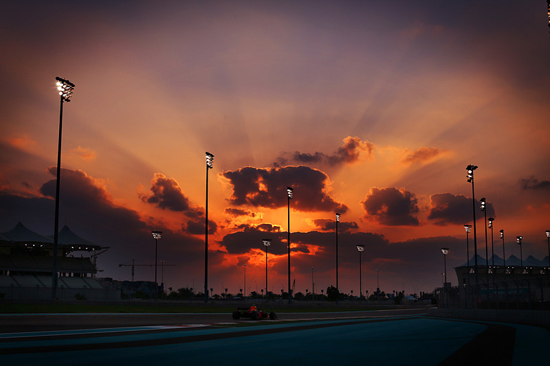 夕闇の中を疾走するレッドブル（写真提供：ホンダ）