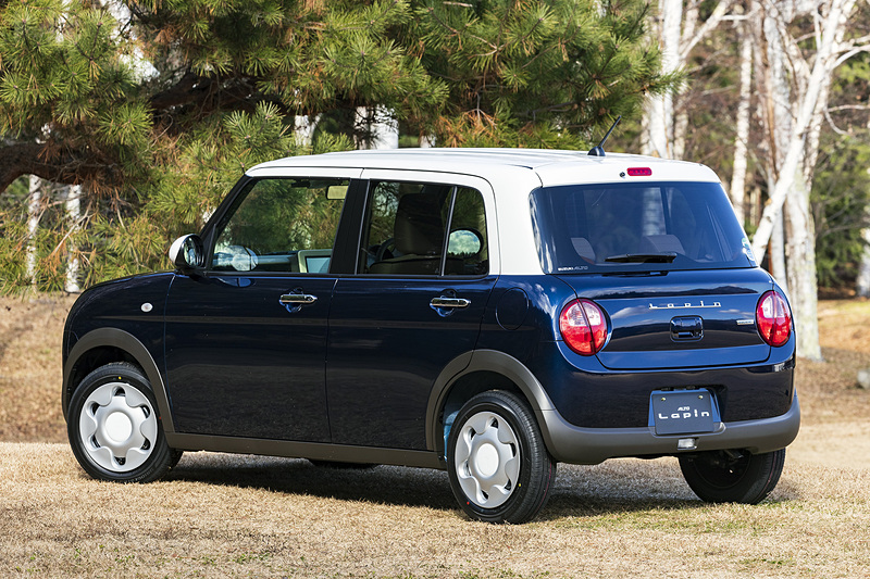 ラパン モードのエクステリア。ボディカラーはノクターンブルー ホワイト2トーンルーフ。シルバーとホワイトの14インチ2トーンフルホイールキャップを装着する