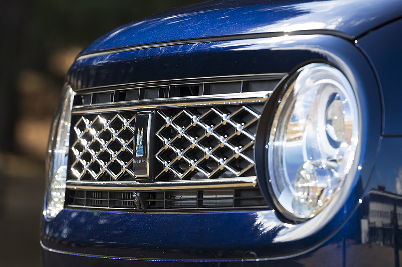 専用メッキフロントグリル、ウサギのマークをブルーに着色したフロントのラパンエンブレム、文字部をブルーに着色したバックドアのMODEエンブレムなどを採用