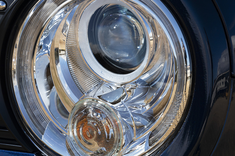 ヘッドライトの中に「Lapin」の文字が入る