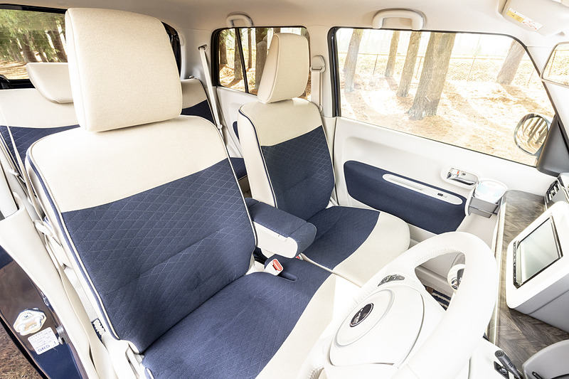 シートファブリック、シートパイピング、ドアトリムクロス、フロアマットを専用のネイビーで統一