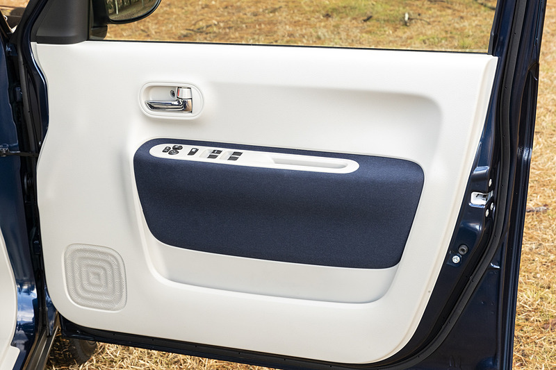 シートファブリック、シートパイピング、ドアトリムクロス、フロアマットを専用のネイビーで統一