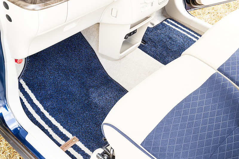 シートファブリック、シートパイピング、ドアトリムクロス、フロアマットを専用のネイビーで統一