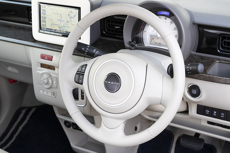 ステアリングの左スポークにステアリングオーディオスイッチを設定