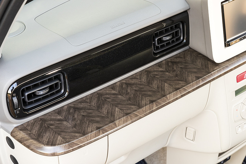 専用インパネガーニッシュ（ブラックパール）や、フィルム加飾の特徴を活かした専用インパネオーナメント（ヘリンボーン木目調）を採用