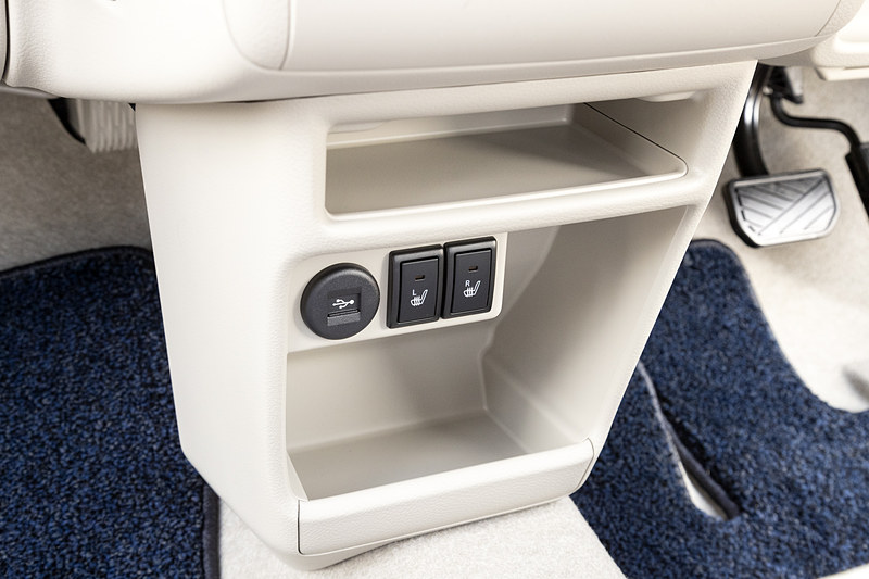助手席シートヒーターを特別装備。USBソケットはメーカーオプション