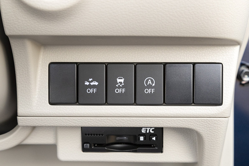 レーダーブレーキサポートや誤発進抑制機能といったスズキの予防安全技術「SUZUKI Safety Support」を搭載。全方位モニター用カメラは、5万1840円高のオプションとなる