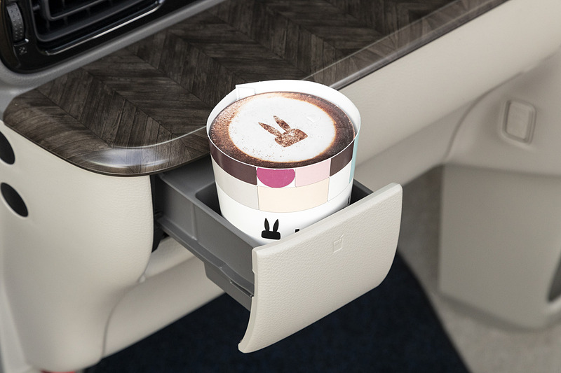 ベース車同様に、ティッシュボックスが入るインパネボックス（助手席）や、グローブボックス、500mLの紙パックに対応するインパネドリンクホルダー（運転席）、タンブラーも入るインパネドリンクホルダー（助手席）など収納も充実