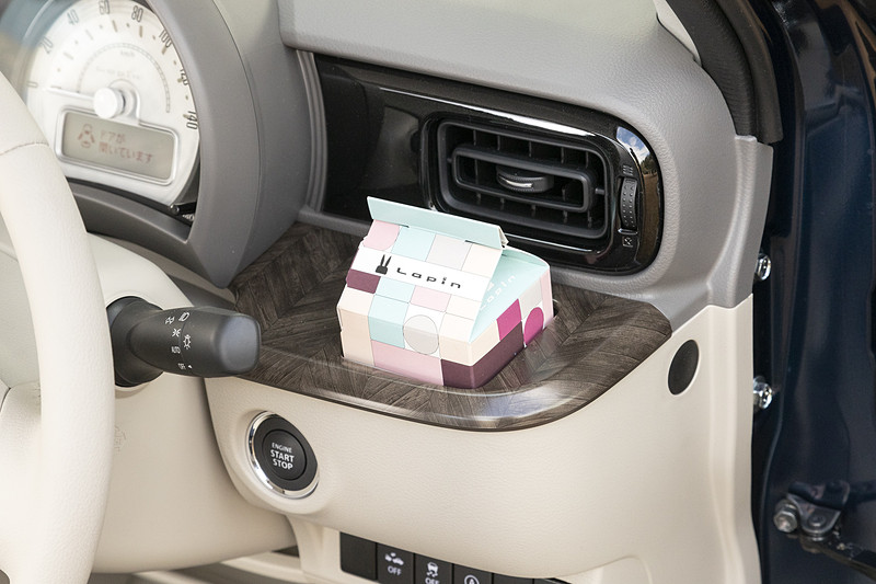 ベース車同様に、ティッシュボックスが入るインパネボックス（助手席）や、グローブボックス、500mLの紙パックに対応するインパネドリンクホルダー（運転席）、タンブラーも入るインパネドリンクホルダー（助手席）など収納も充実