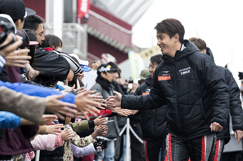 オープニングセレモニー後に行なわれたキッズハイタッチロードにも各選手が参加