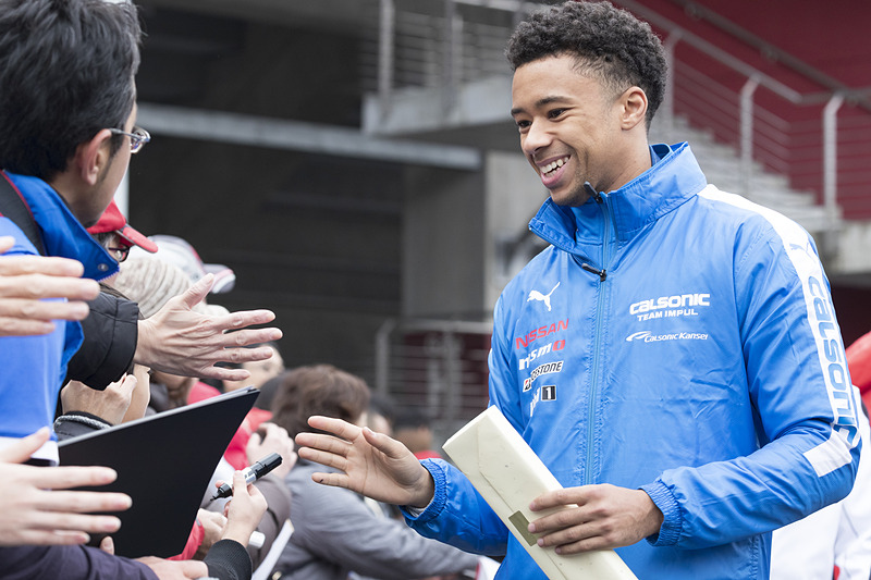 オープニングセレモニー後に行なわれたキッズハイタッチロードにも各選手が参加