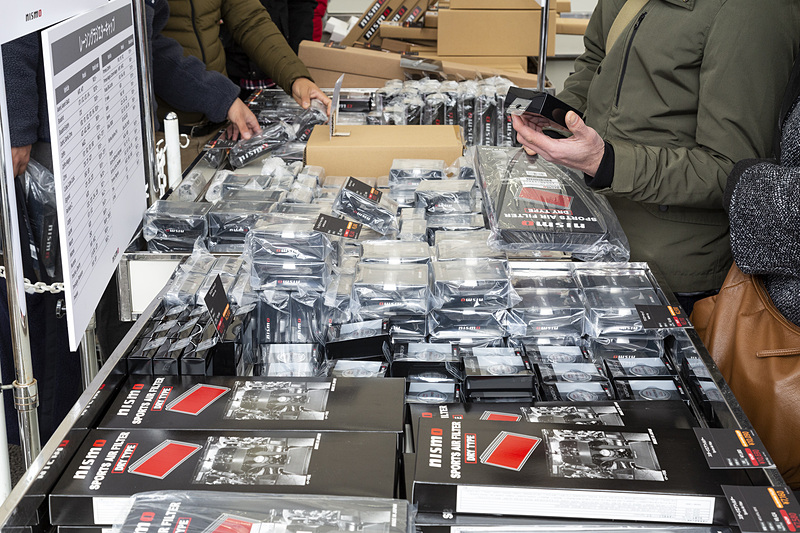 NISMOパーツセールではアウトレット品などを販売。こちらは市販車向けの製品だけに多くの来場者が購入していた