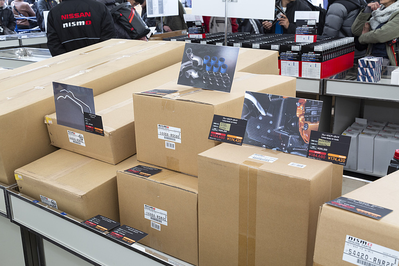 NISMOパーツセールではアウトレット品などを販売。こちらは市販車向けの製品だけに多くの来場者が購入していた