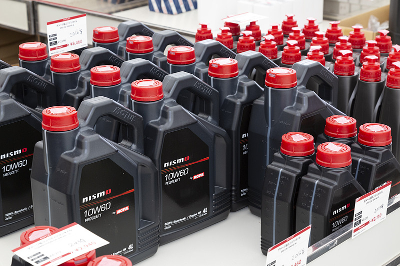 NISMOパーツセールではアウトレット品などを販売。こちらは市販車向けの製品だけに多くの来場者が購入していた