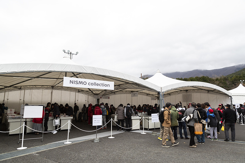 限定グッズが並ぶNISMOコレクション。人気はガソリンメーターマグカップ。お湯などを注ぐと側面のメーターに色が付くとか