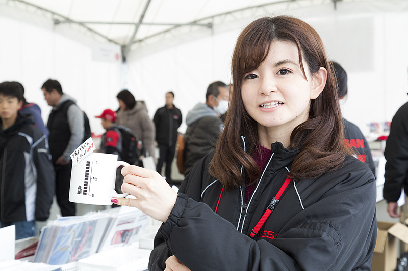 限定グッズが並ぶNISMOコレクション。人気はガソリンメーターマグカップ。お湯などを注ぐと側面のメーターに色が付くとか