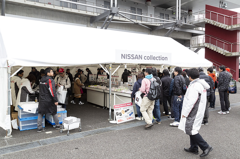 日産グッズが並ぶ日産コレクション