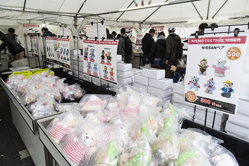 日産グッズが並ぶ日産コレクション