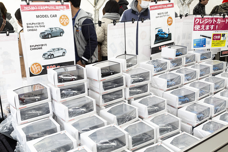 日産グッズが並ぶ日産コレクション