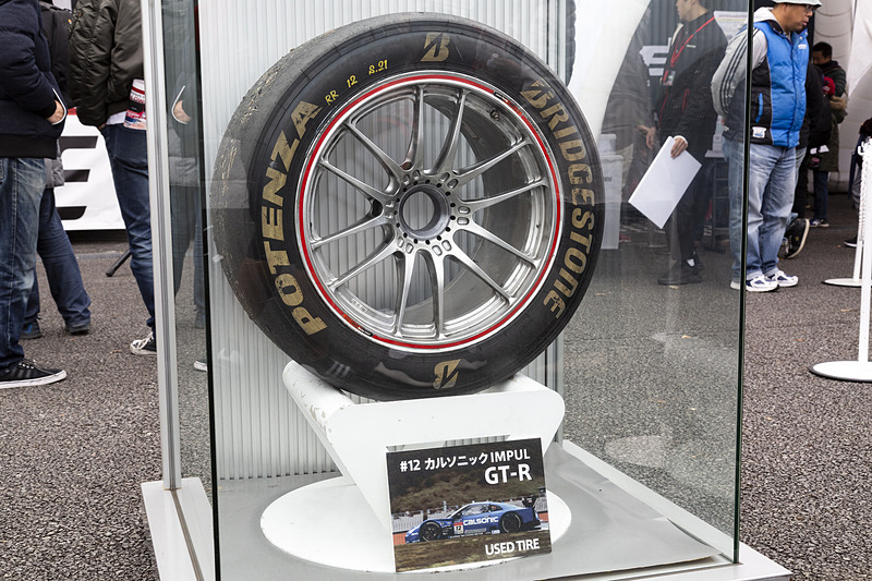 ブリヂストンブースでは実車やタイヤを展示
