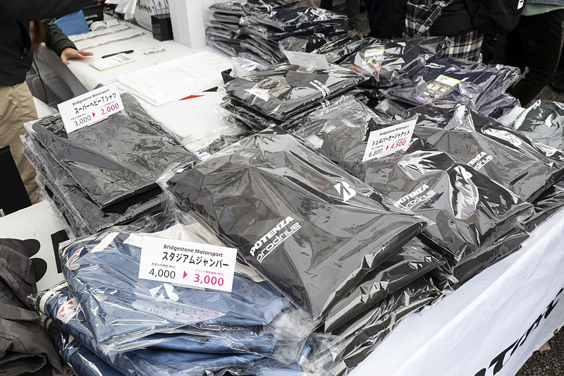 アパレル販売ではアウターがお買い得になっていた