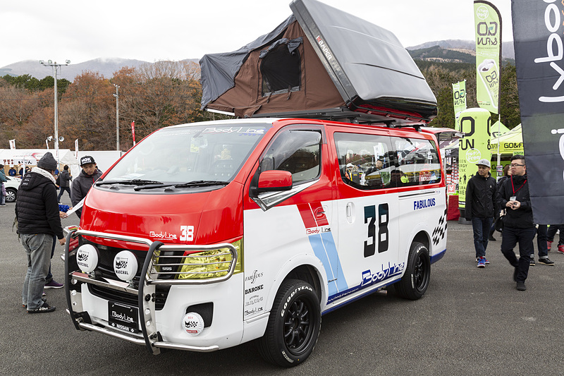 人気を集めていたルーフテント搭載のキャラバン