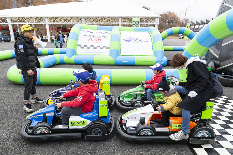 キッズ向けのレーシングカートには長い列ができていた