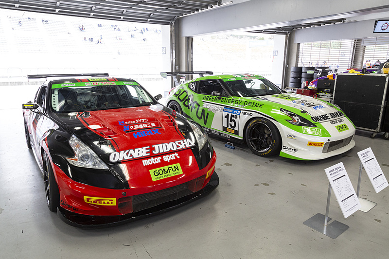 左からOKABE JIDOSHA MBF networks T-MAN Z34とOKABE JIDOSHA T-MAN Z34（ともに2018 スーパー耐久シリーズ ST-3クラス）