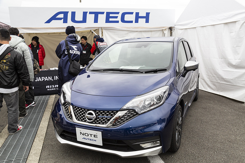 オーテックブースでは車両展示と共にグッズを販売