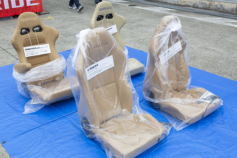 ブリッドのブースでは廃番となるカラーのシートを大放出。当初は60脚ほど用意していたとのことながら、取材時にはたったこれだけに