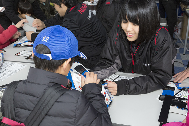 日産自動車大学校のブースではキッズ向けにペーパークラフトコーナーを用意