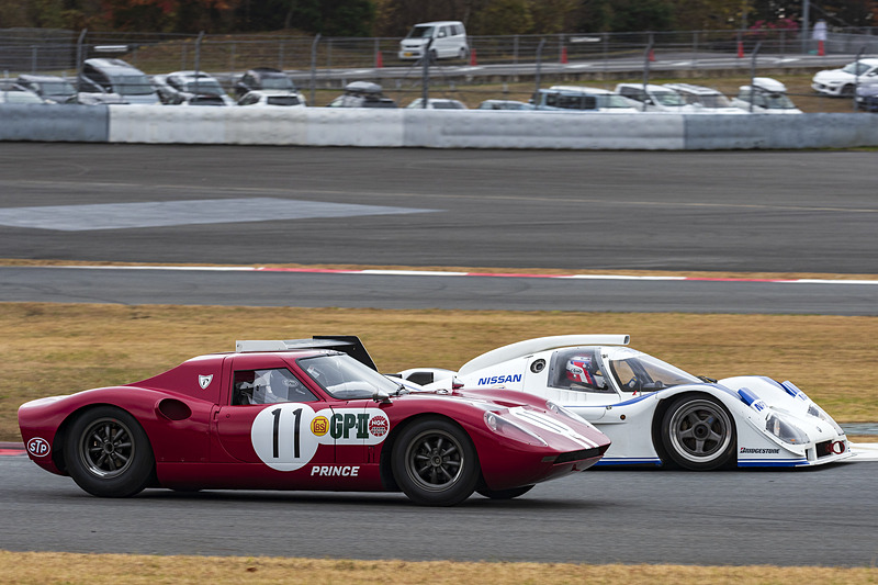 ヒストリックカーデモランでは世代を超えたマシンの競演が見られた