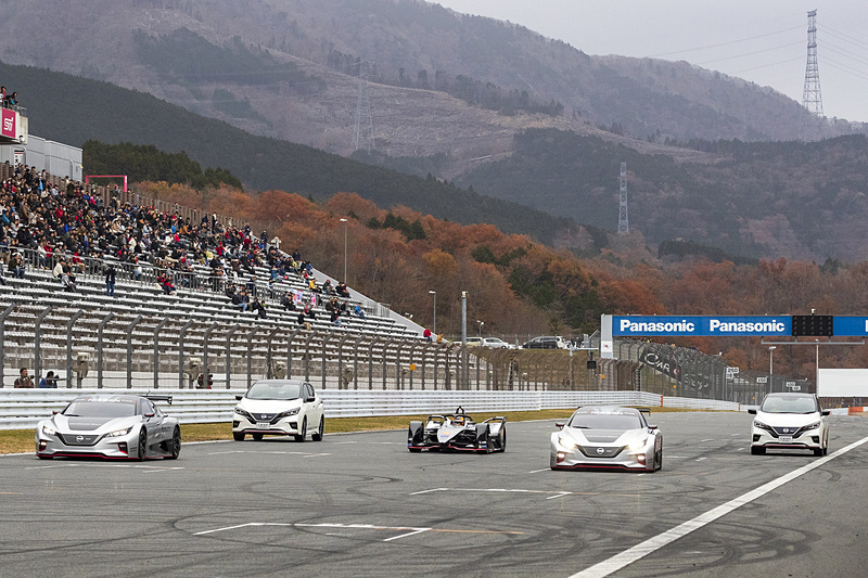 フォーミュラEマシンを中心に、リーフ NISMO RCやリーフ NISMOがランデブー走行