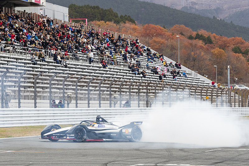 まもなく開始となるシーズン5から参戦するマシンによるデモランを実施