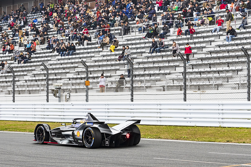 まもなく開始となるシーズン5から参戦するマシンによるデモランを実施