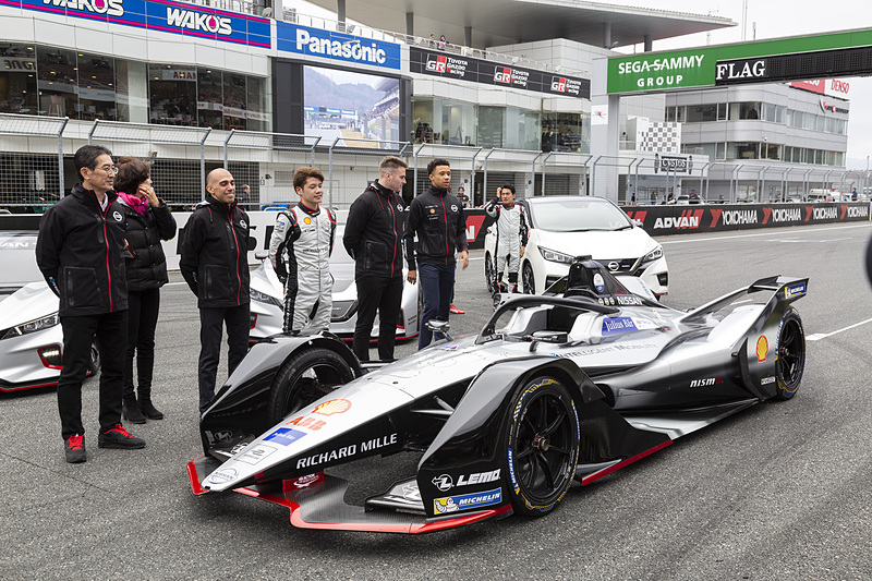 デモランを披露した高星明誠選手などのチーム関係者