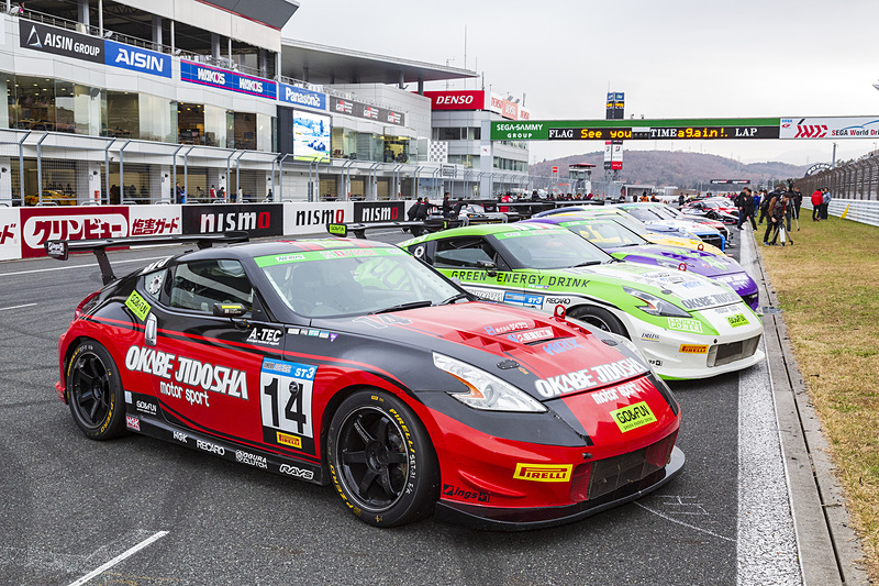 フィナーレではNISMO GP参加車両がスタンド前に整列