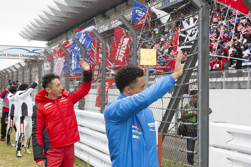 最後にドライバーがグランドスタンドのファンに手を振ってお別れとなった