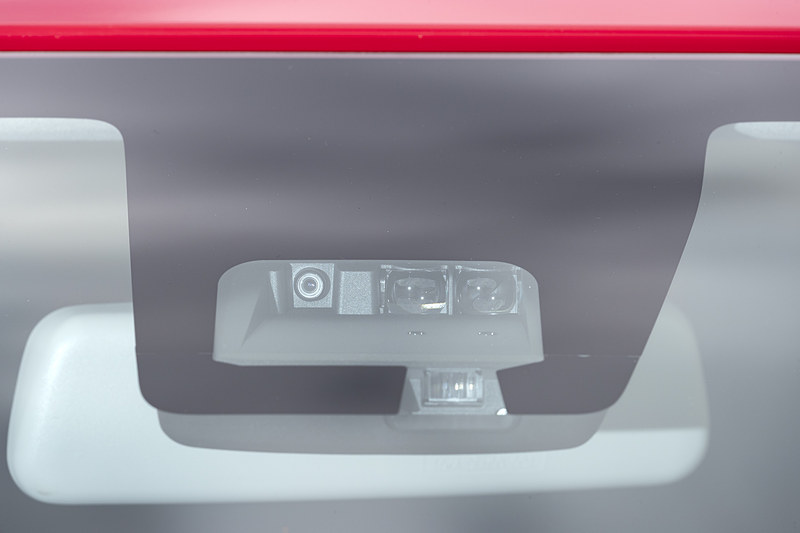 スズキの予防安全技術「SUZUKI Safety Support」の機能を大幅に強化。前方衝突被害軽減ブレーキ「デュアルセンサーブレーキサポート」の機能を向上させたほか、「後退時ブレーキサポート」「誤発進抑制機能（前方・後方）」「車線逸脱警報機能」「ふらつき警報機能」「ハイビームアシスト」「先行車発進お知らせ機能」など機能を充実