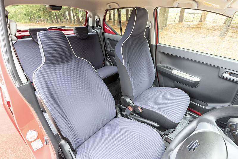 インテリアでは、インパネとドアトリムのガーニッシュ色やシート表皮色などを変更