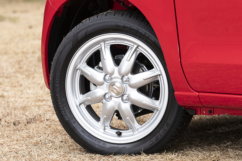 15インチアルミホイールを装着し、165/55 R15サイズのタイヤを組み合わせる